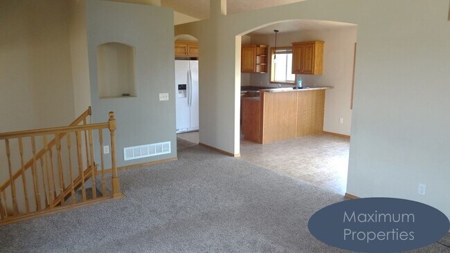 Building Photo - SPACIOUS FOUR BEDROOM HOUSE, WITH LOTS OF AMENITITES AND A GREAT LOCATION!!!