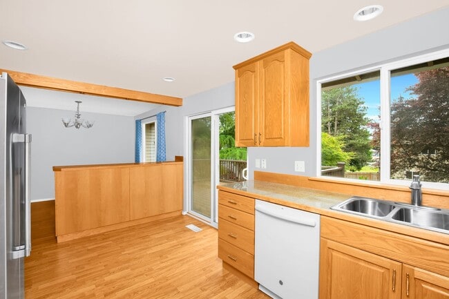Building Photo - 4 Bedroom 3 Bath Split Level Kirkland
