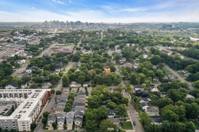 Building Photo - Great price for a huge house! CHARMING Sylvan Heights home 4 Bed 4 Bath. Beautiful private backya...