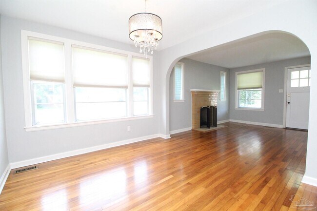 Building Photo - 1221 E Hernandez St