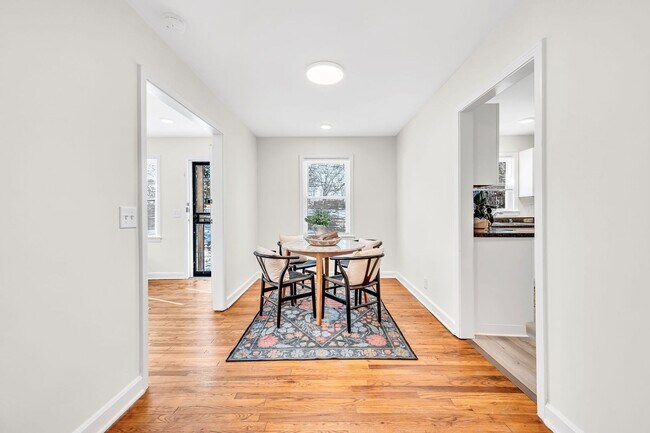Building Photo - 3 Bed 2 Bath House w/Fenced Yard in East N...