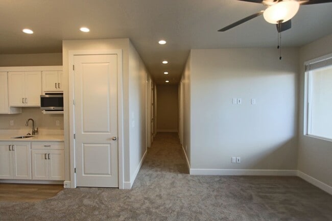 Building Photo - LIKE NEW: 2170+ SQFT and majestic VIEWS  3 Br 2.5 Ba 2 Car garage