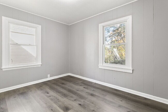 Building Photo - This updated 4-bedroom, 1-bath home is rea...