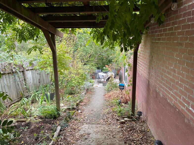 Building Photo - 2111 17th Ave S