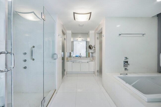 Building Photo - 3737 Collins Ave