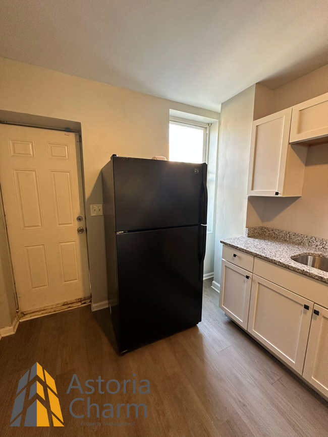 Building Photo - Updated 3 bedroom 1 bath Rowhome with Fenc...