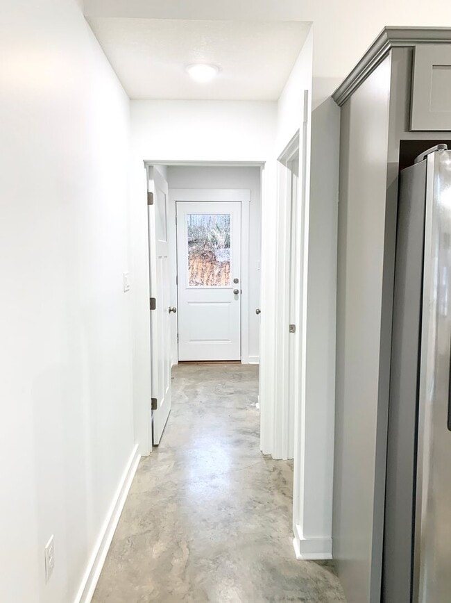 Building Photo - 260 Wolf Den Dr