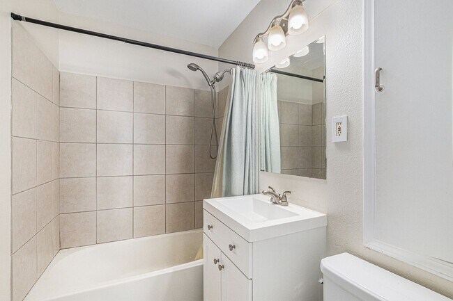 Building Photo - Spacious 2 bedroom with large den in the h...