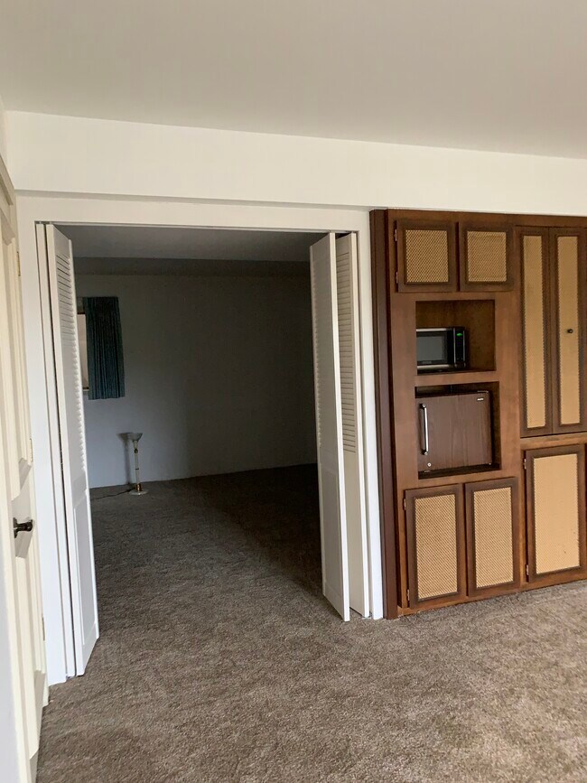 Building Photo - 6900 SE Riverside Dr