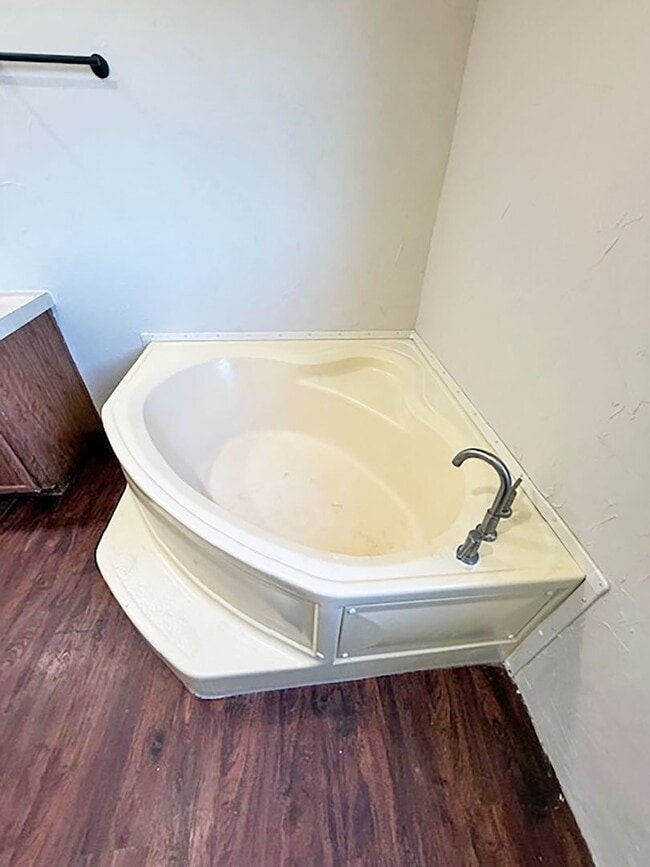 Building Photo - Beautiful 4 Bedroom 2 Bath manufactured home in Rhome Texas on 2 acres.