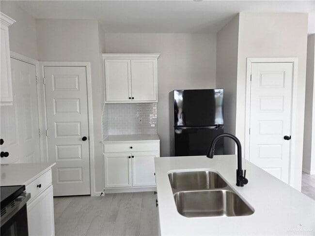 Building Photo - 13 E Royal Palm Dr