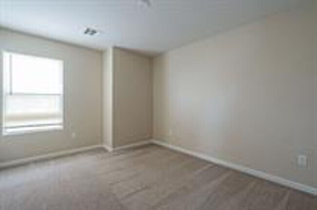 Building Photo - Limited Time: No Application Fee Required Apply for FREE — $55 Fee Waived 5 BDRM 2.5 BATHS