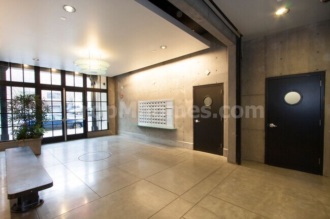 Building Photo - Vibrant One Bedroom Loft w/ City Views In ...