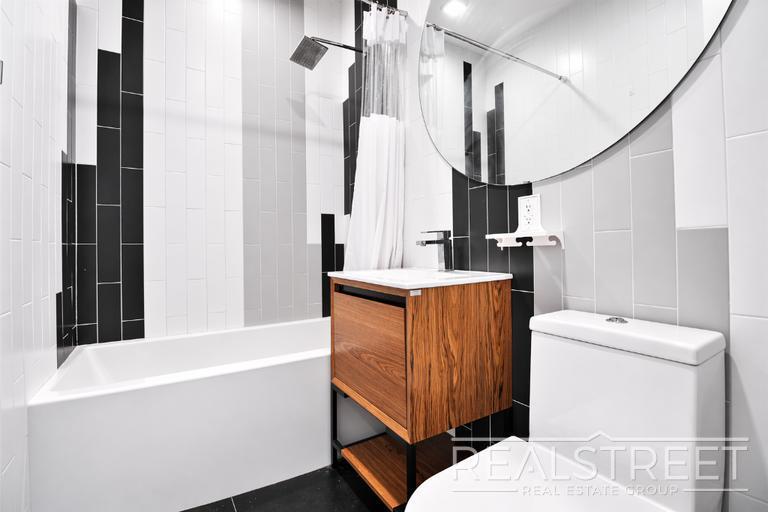 Building Photo - Luxury 2 BR in Bushwick with Balcony & Roof Deck!