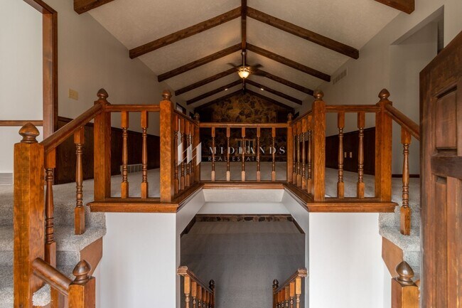 Building Photo - Updated Split Level