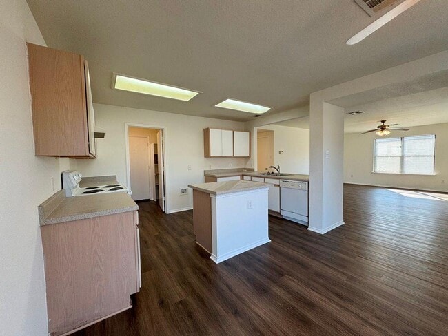 Building Photo - 2013 Rim Rock Dr