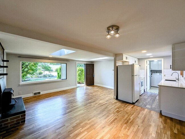 Building Photo - 3bd/.75ba Lynnwood Home