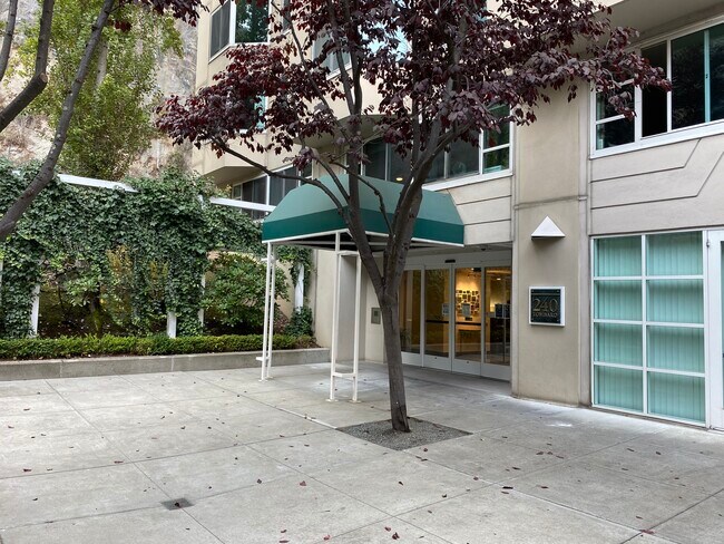 Building Photo - 240 Lombard St