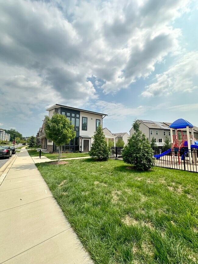 Building Photo - 131 Albany Pl