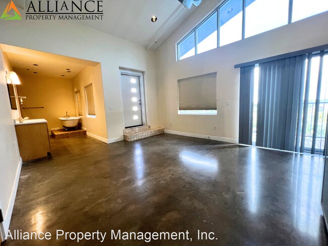 Building Photo - 2 br, 2 bath House - 820 N. Manhattan Ave....