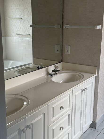Master Bedroom Double Sinks in Bathroom - 4325 Prescott Ct