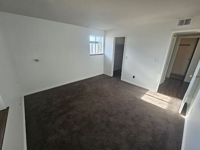 Building Photo - Bright Top-Floor Corner Condo on Powerline Trail – 1 Bed / 1 Bath