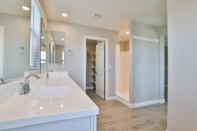 Building Photo - 9805 E Specter Dr