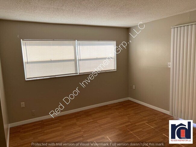 Building Photo - Downstairs 1/1 - Small Quiet Apartment Com...