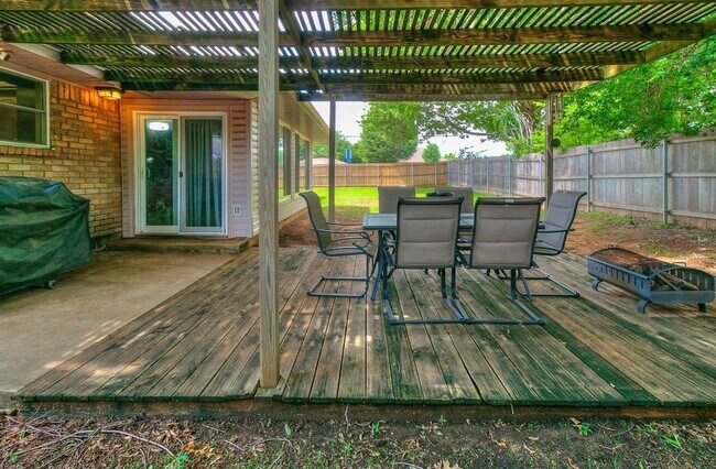 Building Photo - 100 3 Oaks Dr