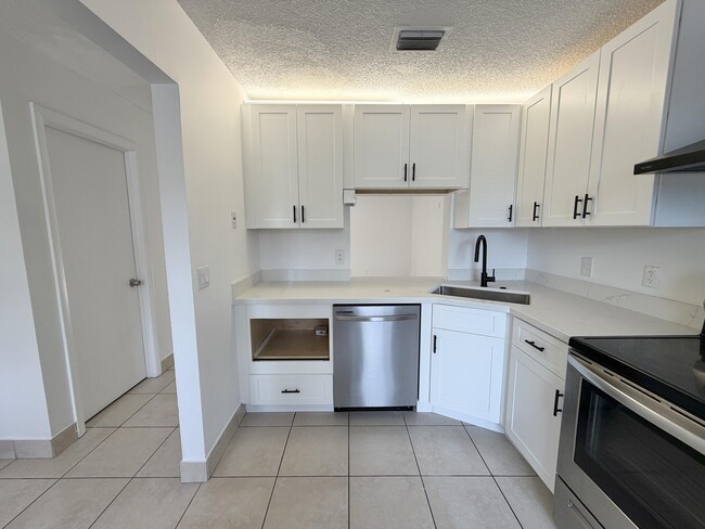 Building Photo - 799 Hill Dr