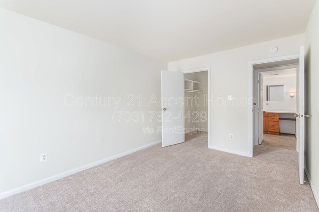 Building Photo - 5805 Royal Ridge Dr