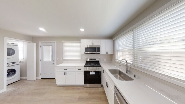 Building Photo - 4BD/2BA, Fully Renovated!!