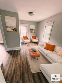 Building Photo - Updated 2 bed 1 bath upper apartment