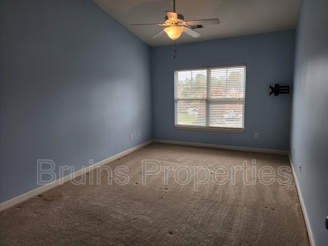 Building Photo - 7104 W Friendly Ave