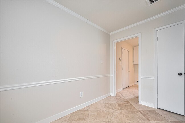 Building Photo - 13731 Greenway Dr