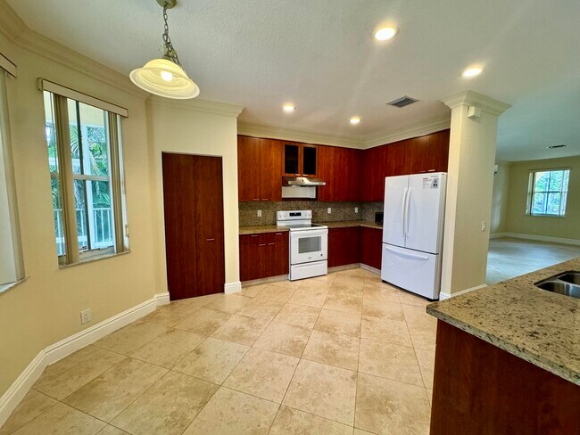 Building Photo - 898 Tulip Cir