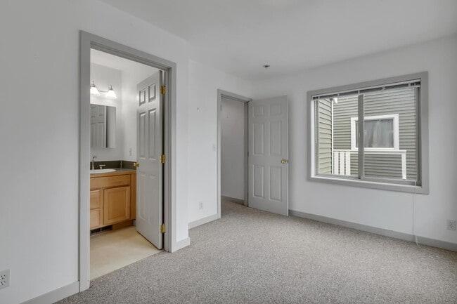 Building Photo - 3221 Alki Ave SW