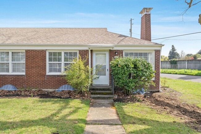 Primary Photo - Impeccably maintained vintage 1-bdrm/1-bath corner unit in 4-plex. Lots of light, private basemen...