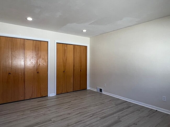Building Photo - Spacious 2-BDR 2-BTH Duplex w/ Basement, G...