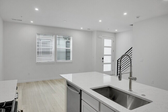 Building Photo - $2,350- 3 Bed 2.5 Bath Townhome in CO Springs with Central AC, and In Unit Laundry!