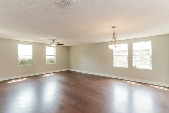 Building Photo - 1427 Golden Grass Dr