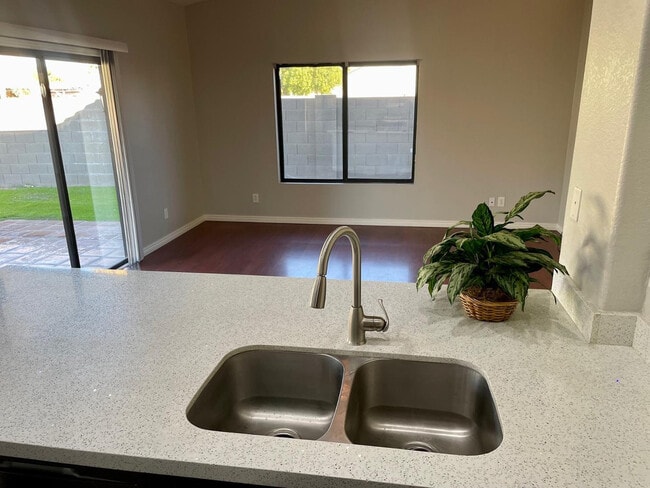 Building Photo - 2422 E Remington Pl