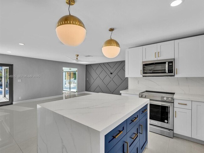 Building Photo - 2310 NE 48th Ct