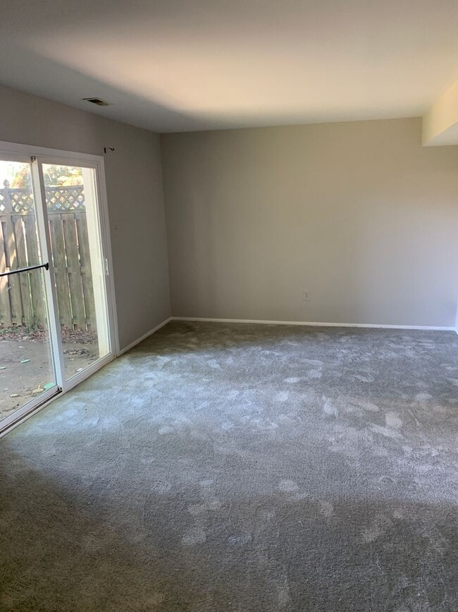 Building Photo - 3 Bedroom, 2.5 Bath single family home. Fenced yard with shed. New carpet and paint. Formal dinin...