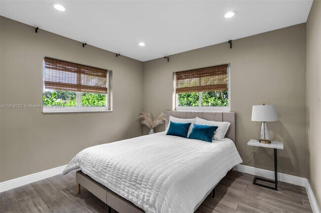 Building Photo - 1540 SE 23rd Ave