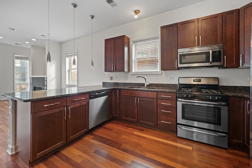 Building Photo - 1314 N Wicker Park Ave