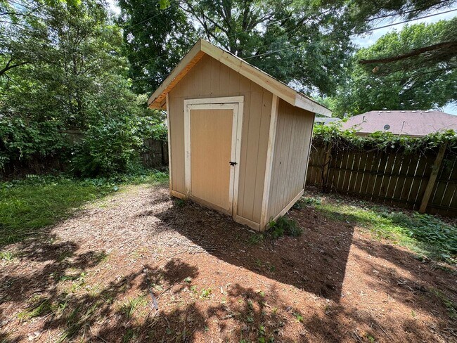Building Photo - Great  Duplex in Southeast Springfield !