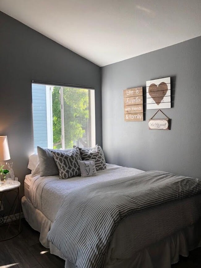 Building Photo - Desirable Redwood Shores Townhouse