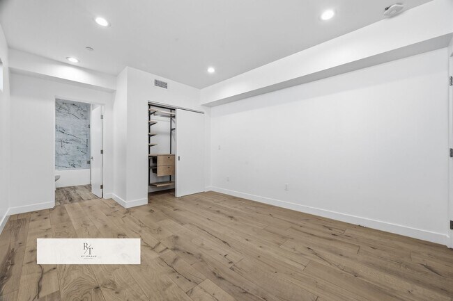 Building Photo - Luxury Modern Living with Stunning LA Skyline Views