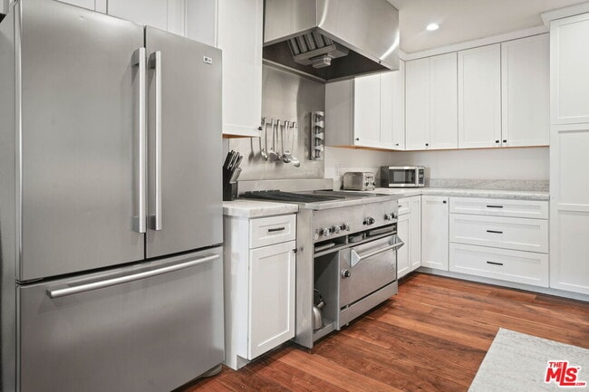 Building Photo - 1531 Marmont Ave